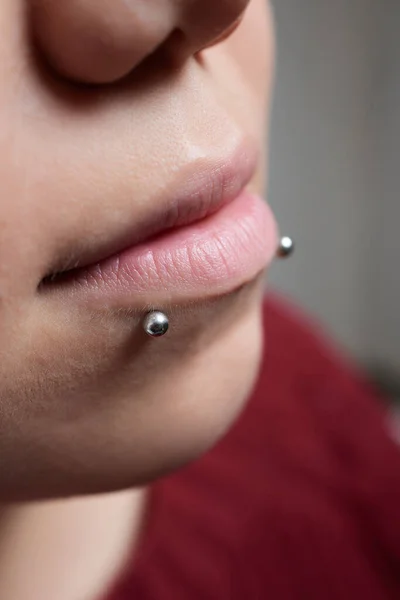 Professional holding the jewel of piercing day just before screw the ball. Tragus type. — Stock Photo, Image