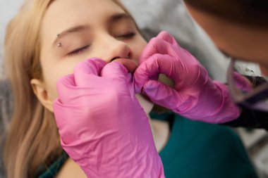 Gülümse ya da üst dudağının altında delik aç..