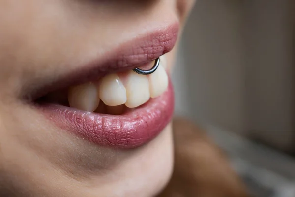 Glimlach of frenulum piercing onder de bovenlip. — Stockfoto