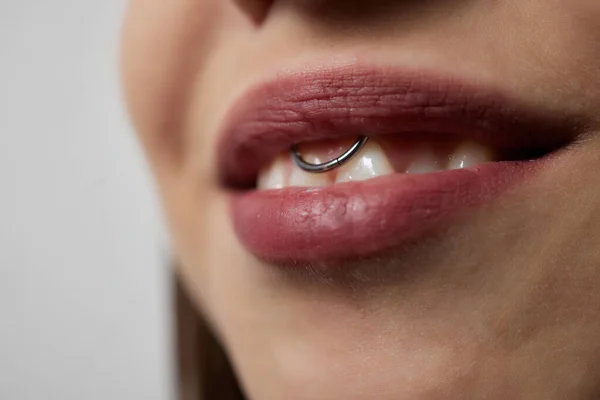 Leende eller frenulum piercing under överläppen. — Stockfoto