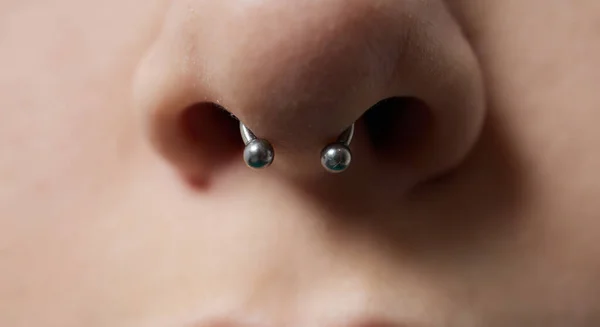 Leende eller frenulum piercing under överläppen. — Stockfoto