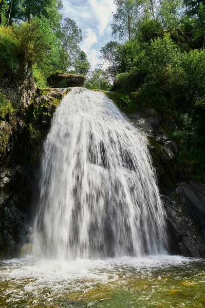 Waterval jur-jur. meest volledige-stromen waterval in de Krim. — Stockfoto