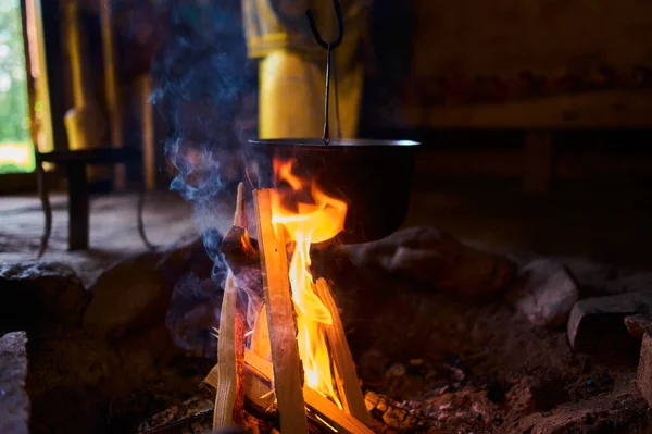 Bowler cocinando comida hoguera caldero fuego de campamento, olla. Hiking pot en la hoguera. Viajar por las montañas con tiendas de campaña. — Foto de Stock