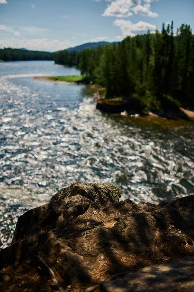 Kazyr Nehri. Nehir akıntısı. Güney Krasnoyarsk bölgesi. — Stok fotoğraf
