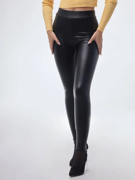 Жінка ноги в її чорні легінси . — стокове фото
