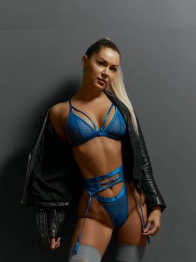 otoparkta, siyah deri kadın seksi kız.