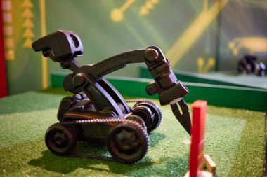 Mobil itici robot. Kol manipülatörlü gezici sürüngen robot.