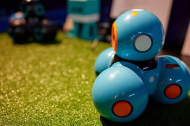 Mobil itici robot. Kol manipülatörlü gezici sürüngen robot.