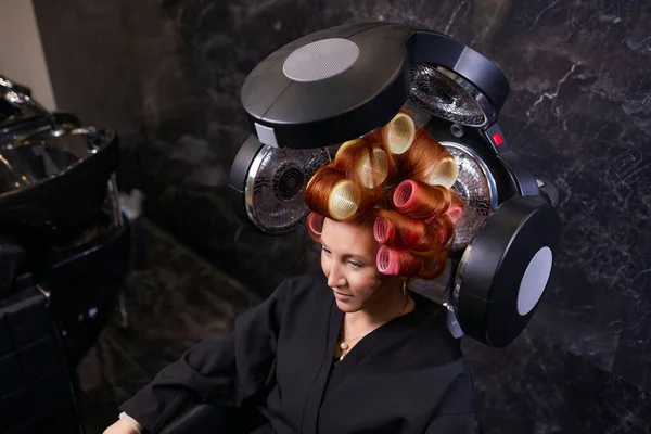 Secado de cabello rubio con secador de pelo y cepillo redondo . — Foto de Stock