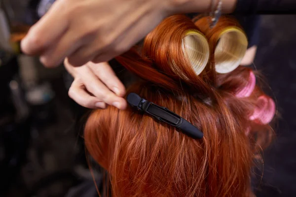 Fechar o cabelo vermelho durante o curler. — Fotografia de Stock