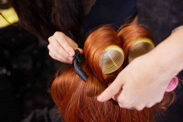 Κλείσιμο των κόκκινων μαλλιών κατά τη διάρκεια της κομμωτικής με μπικουτί. — Φωτογραφία Αρχείου