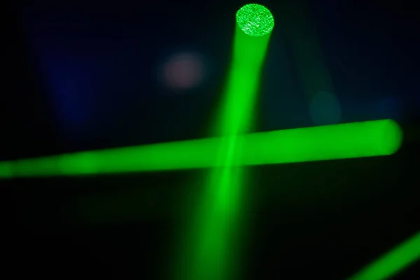 Jasnozielone neonowe światła laserowe oświetlają ciemność tworząc linie i trójkąty w efekcie sci-fi. — Zdjęcie stockowe