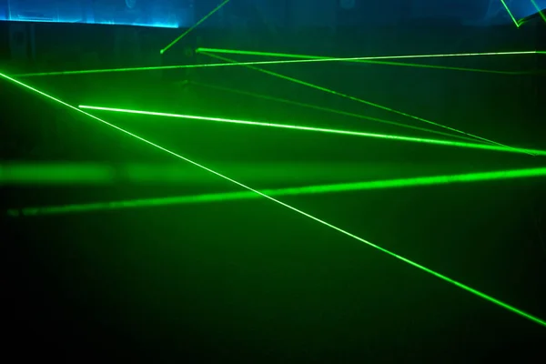Des lumières laser au néon vert vif illuminent l'obscurité créant des lignes et des formes triangulaires dans l'effet science-fiction. — Photo