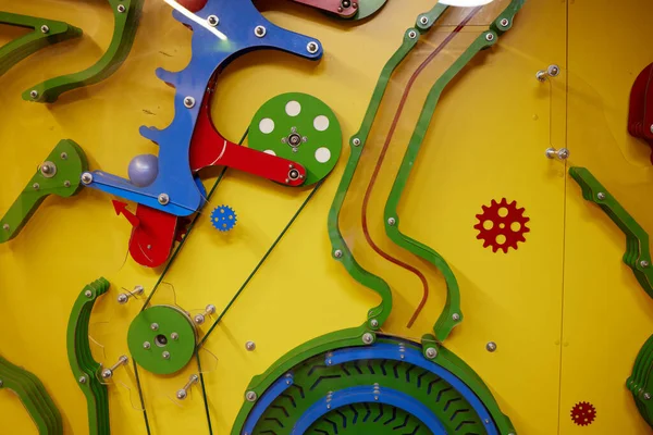 五颜六色的忙碌的板作为最好的玩具为孩子们。木板与拉链，尼龙搭扣，手电筒，镜子，开关，链子和小孩子手指的贝兹。最好的玩具，为平分休息. — 图库照片