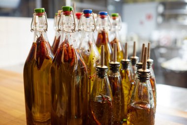 Sıcak kırmızı biberli klasik Ukrayna alkol tentürü. Sert alkol. Büyüme kavramını canlandırmak için alkole dayalı doğal tedavi.