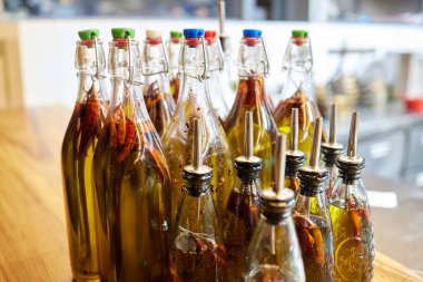 Sıcak kırmızı biberli klasik Ukrayna alkol tentürü. Sert alkol. Büyüme kavramını canlandırmak için alkole dayalı doğal tedavi.