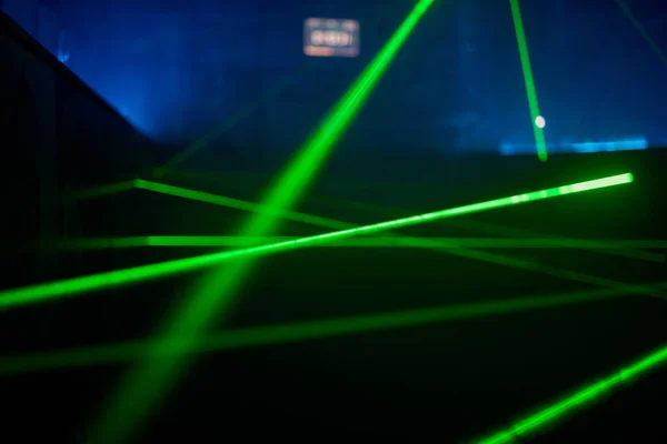 Des lumières laser au néon vert vif illuminent l'obscurité créant des lignes et des formes triangulaires dans l'effet science-fiction. — Photo