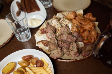 Türk geleneksel kebabı Ali Nazik kırsal ahşap masada.