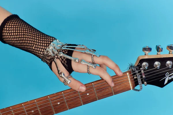 Hermosa chica borrosa oculta sosteniendo su guitarra frente a su cara, dejando toda la atención a su instrumento musical, que mece . —  Fotos de Stock
