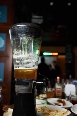 Gece barında Bokeh 'le yakın plan bira kulesi..
