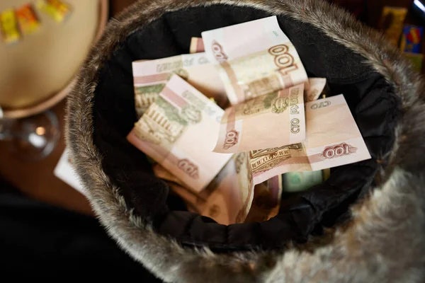 Starszy człowiek liczy ruble rosyjskie w rękach. Wypłaty emerytur, oszczędności emerytalne lub koncepcja świadczeń, emeryt męski z waluty papierowej Rosji. — Zdjęcie stockowe