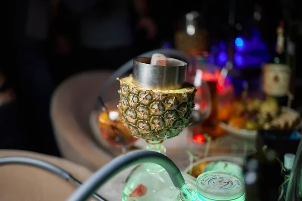 Stilvolle Wasserpfeife mit dem Aroma Ananas zum Entspannen.Ananas-Shisha-Shisha-Lounge. — Stockfoto
