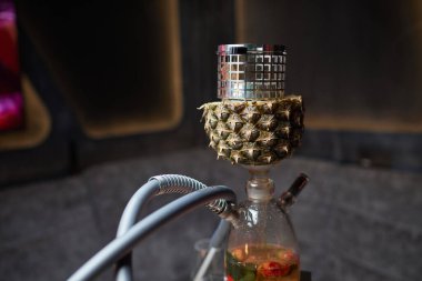 Relax için aroma ananas ile şık nargile. Ananas shisha. Nargile Salonu.