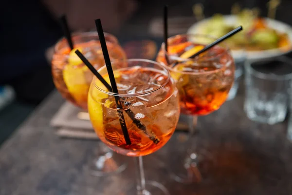 Olasz koktél narancs szeletekkel a szürke kőasztalon. Nyári ital, házi készítésű. — Stock Fotó