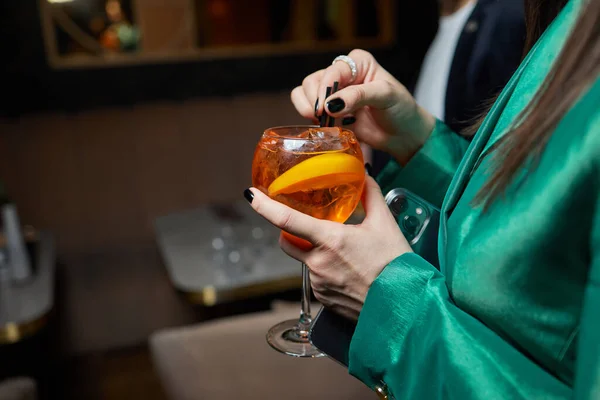 Італійський Aperol Spritz коктейль з помаранчевими шматочками на сірому кам'яному столі. Літній напій, саморобна сангрія. — стокове фото