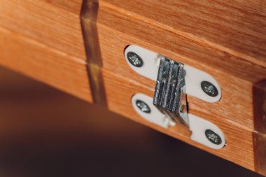 Paslanmaz kapı ahşap salıncak kapısına dayanır.