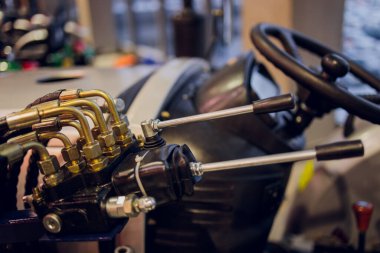 Yeni bir traktörün tarım makineleri bölümündeki hidrolik sistemler.