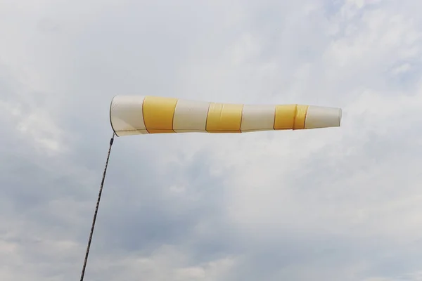 Windsock indicator van wind op start-en landingsbaan luchthaven. — Stockfoto