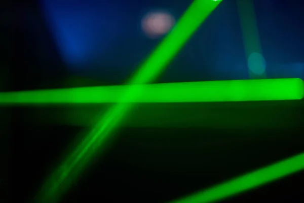 Ljus grön neon laserljus belysa mörkret skapa linjer och triangel former i sci-fi effekt. — Stockfoto