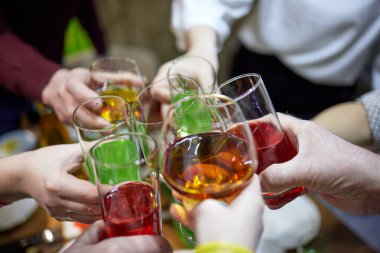 Ellerinde alkol bardaklarıyla kutluyorlar. Mutlu bayan arkadaşlar iyi vakit geçiriyor..