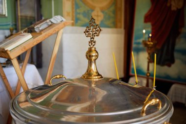 Bebek vaftizi. Hıristiyan kilisesinde vaftiz töreni. vaftizsel.