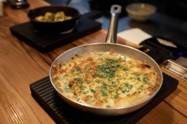 Lezzetli patates güveci kızartma tavası ile fırın tabağı..