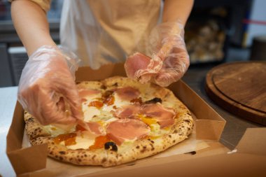 Koca bir tabak dolusu et. Pastırma ve salam tabakta hazır..