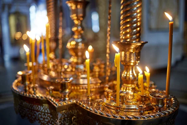 Quemando velas de la iglesia cerca del altar. Primer plano. — Foto de Stock