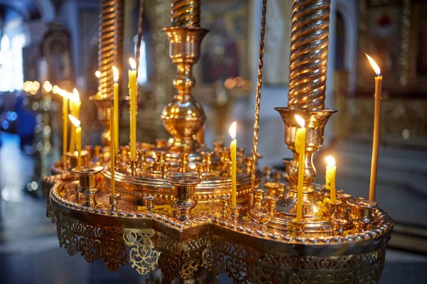 Brennende Kerzen in der Nähe des Altars. Nahaufnahme. — Stockfoto