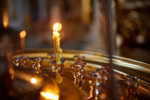 Candele della chiesa ardente vicino all'altare. Primo piano. — Foto Stock