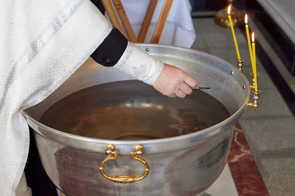 Bautizo del bebé. Ceremonia de bautizo en la iglesia cristiana. bautismal. — Foto de Stock