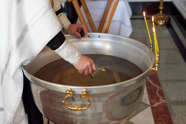 婴儿洗礼。基督教教堂的洗礼仪式。洗礼受洗. — 图库照片