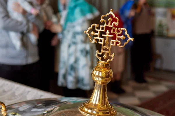 Baptizado de bebé. Cerimônia de um batismo na igreja cristã. batismal. — Fotografia de Stock