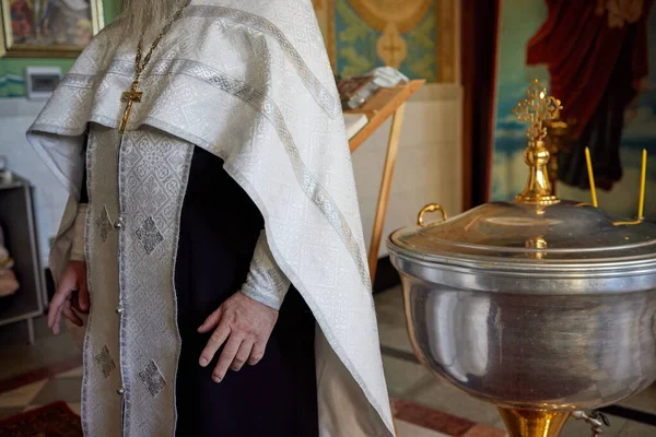 Baptizado de bebé. Cerimônia de um batismo na igreja cristã. batismal. — Fotografia de Stock