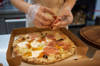 Koca bir tabak dolusu et. Pastırma ve salam tabakta hazır..