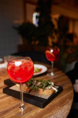 Gri taş masada portakal dilimli İtalyan kokteyli. Yaz içeceği, ev yapımı..