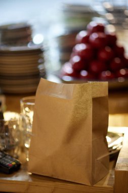 Restorandan paket paket yiyecek dağıtımını açıyorum. Çin yemeği siparişi. Aile yemeği. Yemek yapmak yok. Yeni normal. Geri dönüşüm aracı paketi. Sero atıkları.