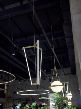 Ofisinde neon ışıkları olan beyaz tavan. Beyaz tavan ışığı iyi yansıtabilir. İşte doğru ışık..