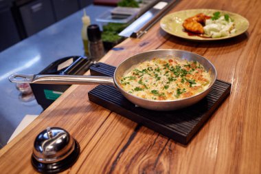 Lezzetli patates güveci kızartma tavası ile fırın tabağı..