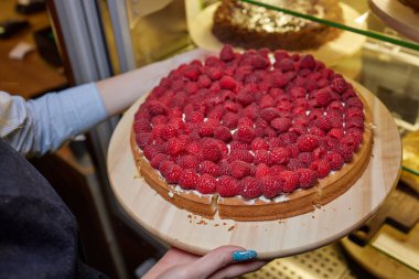 lezzetli Çilekli tart yeşil arka plan, üstten görünüm üzerinde dilim.